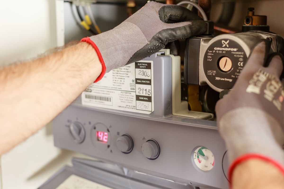 Technicien Aquatipe avec son matériel de détection de fuite