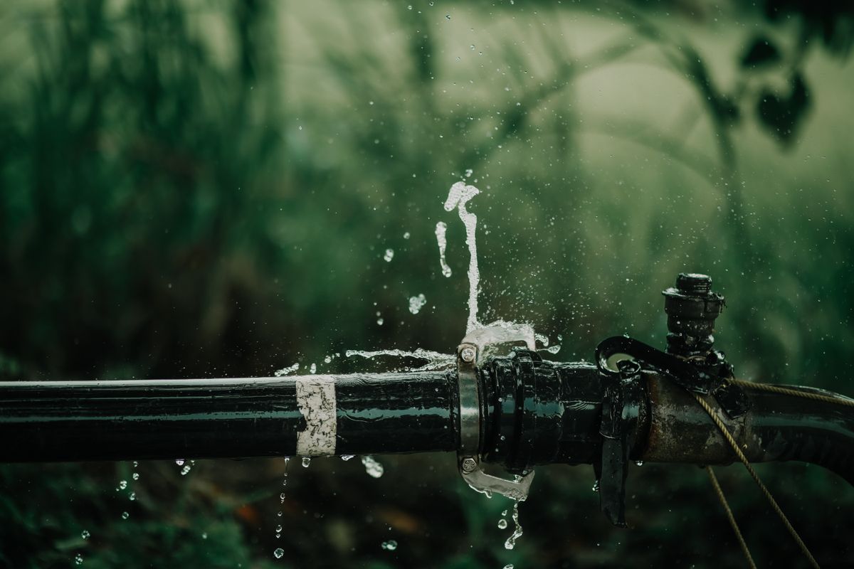Compteur d'eau observé pour détecter une fuite invisible