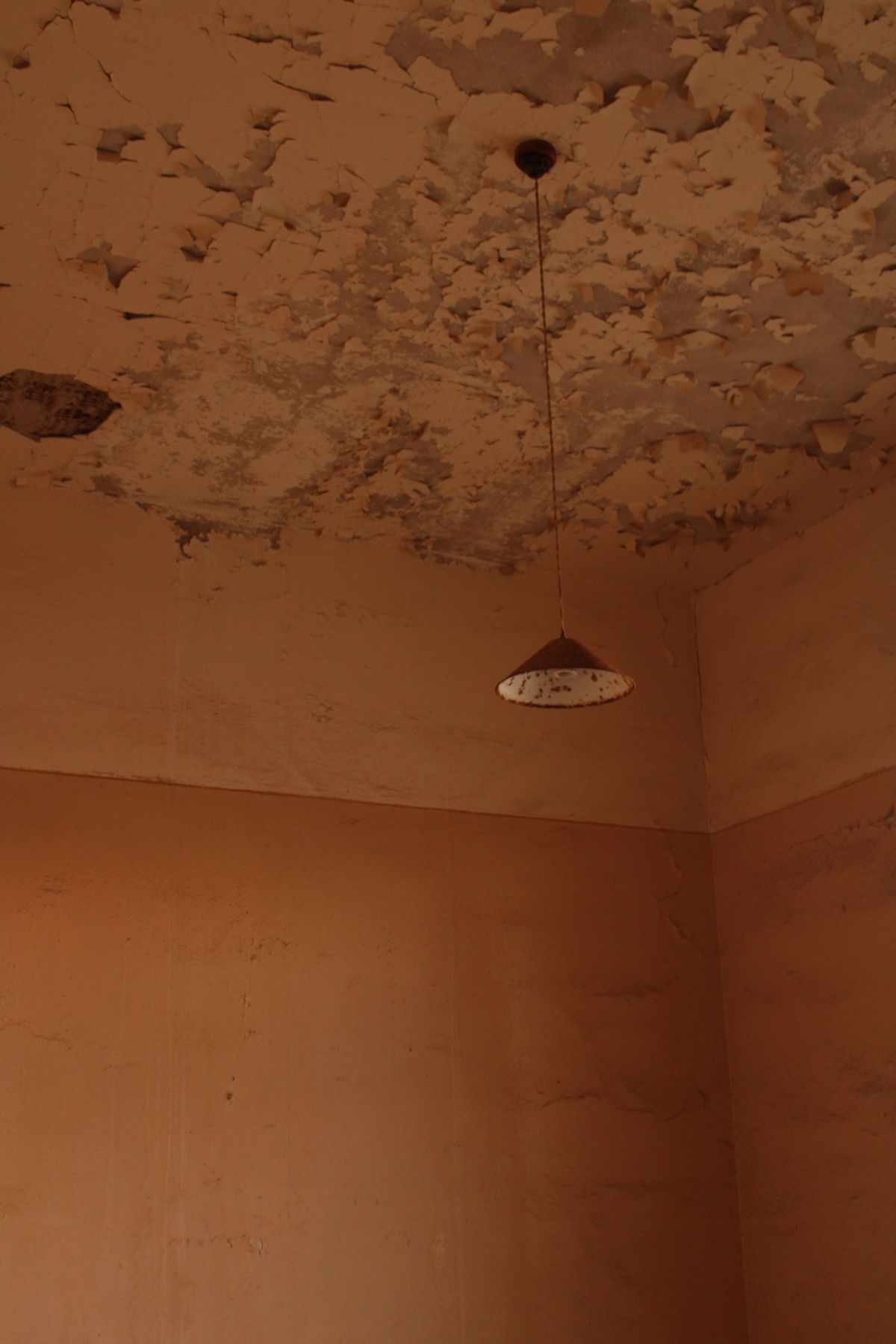 Sol inondé dans un logement après une fuite
